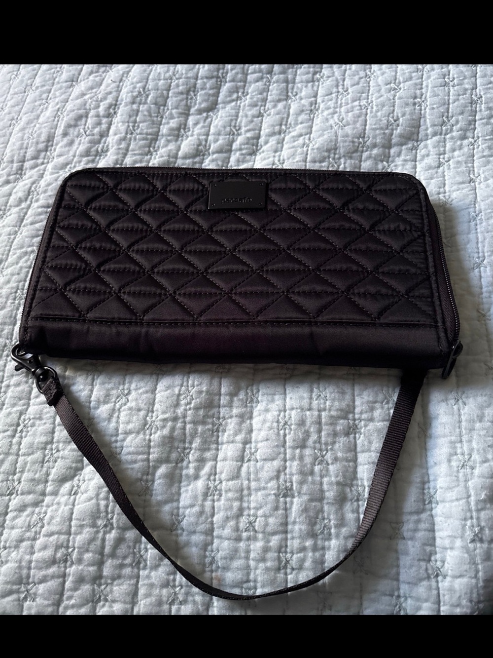 Pacsafe Travel Wristlet 💖